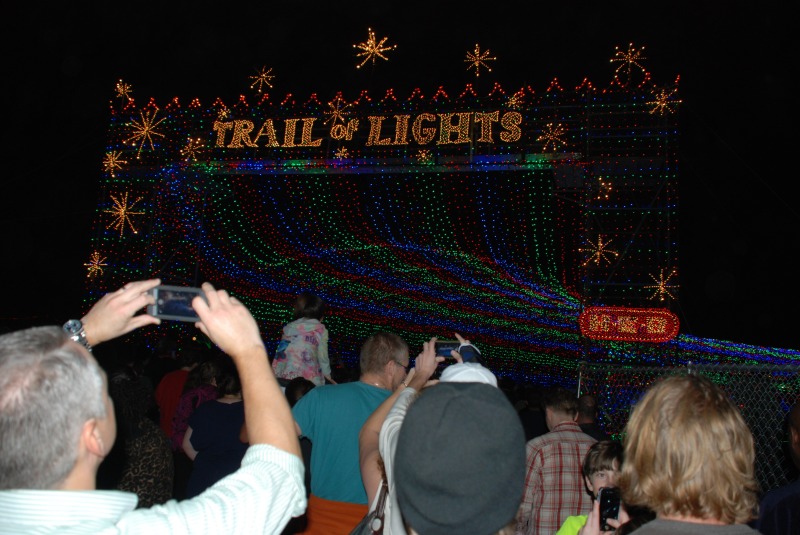 2013/2013 Christmas/800x600_2013-12-20 20-16-26 Trail of Lights.jpg